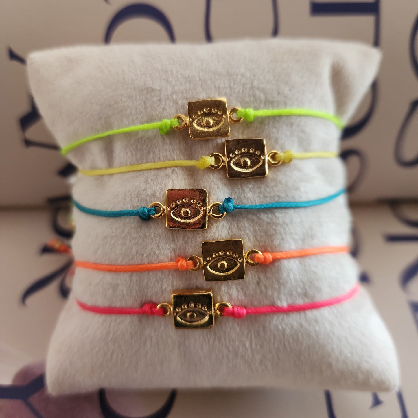Pulsera hilo neon con ojo