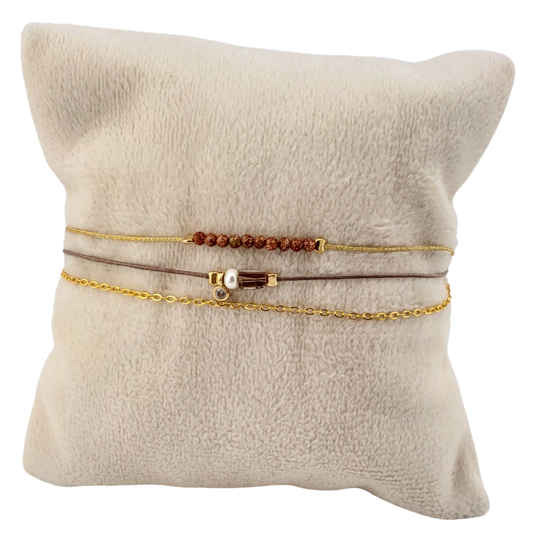 Pulsera triple cadena con 2 hilos.