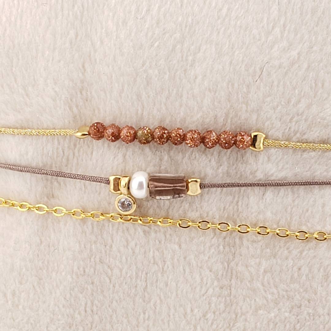 Pulsera triple cadena con 2 hilos.