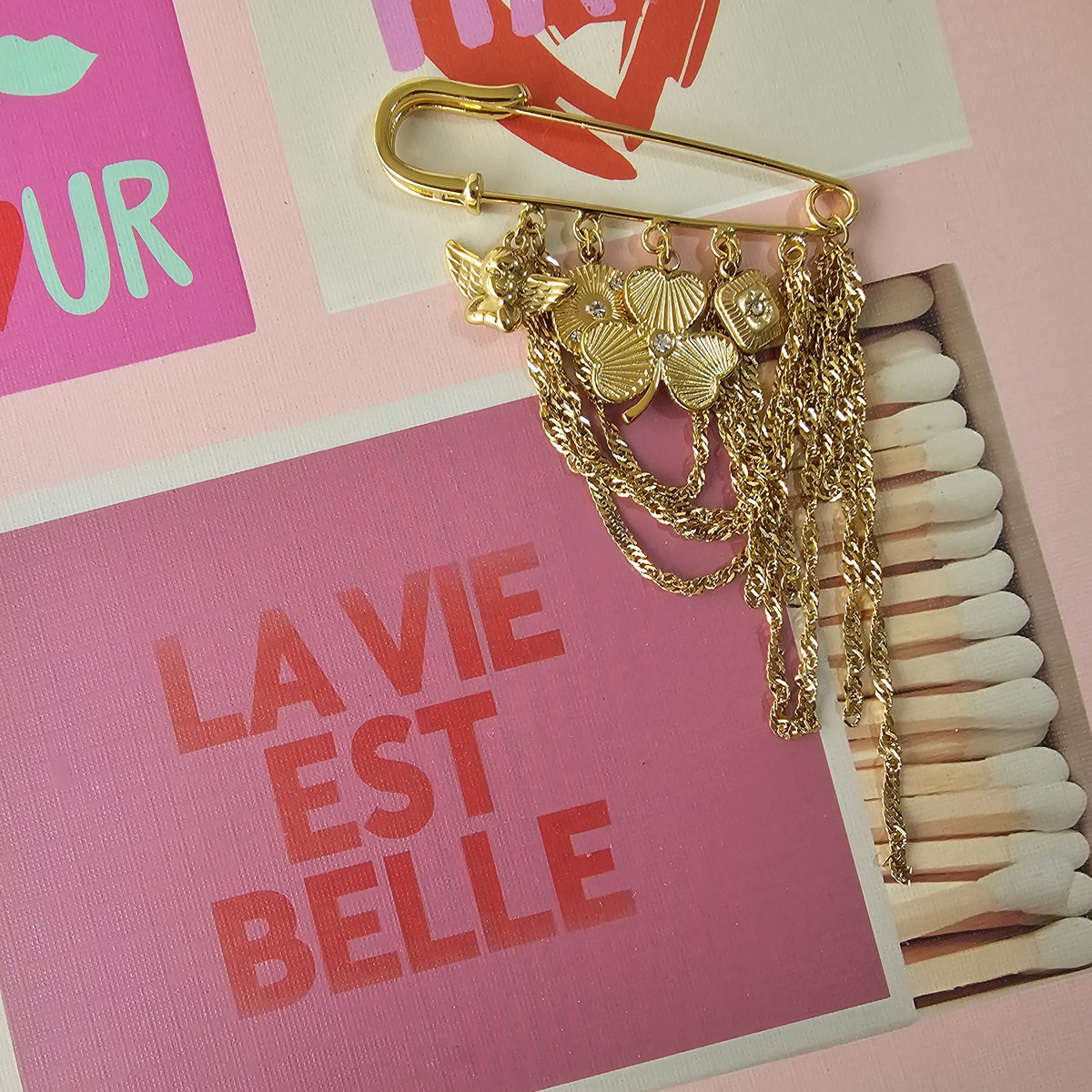 Broche de seguro con charms