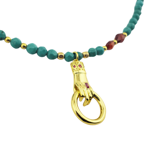 Cadena turquesitas granate y mano