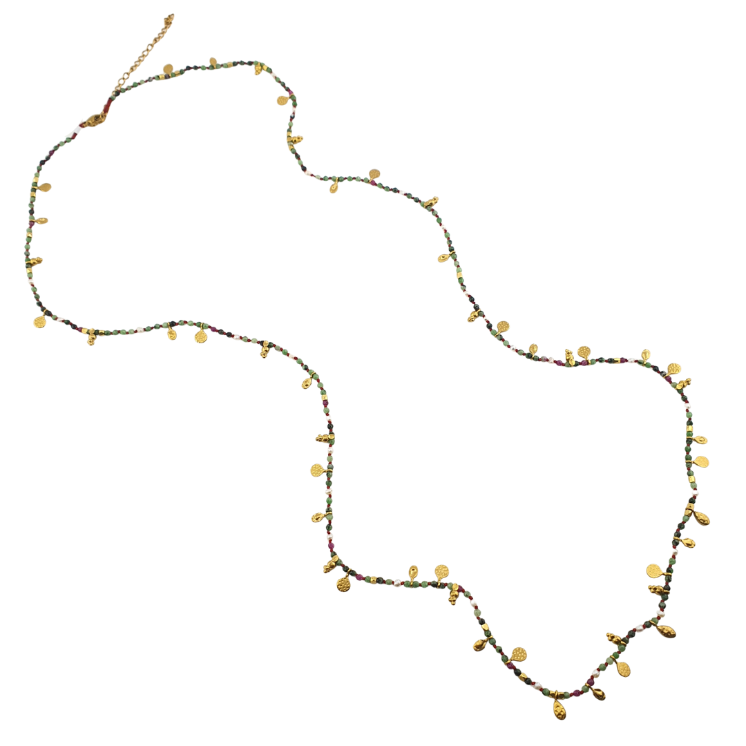 Collar largo de monedas y perlita de cristal.