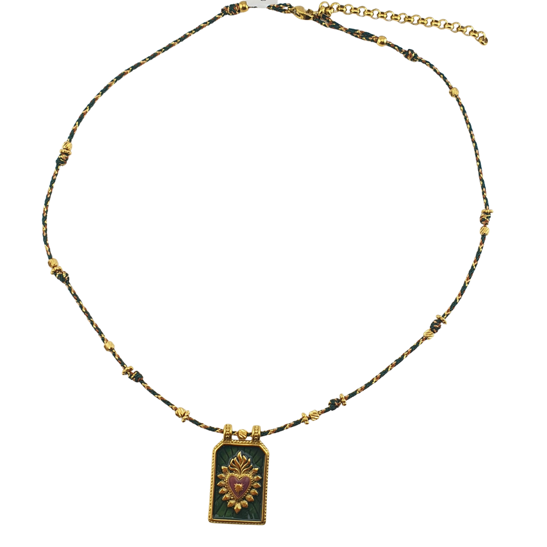 Collar de hilo con placa de sagrado