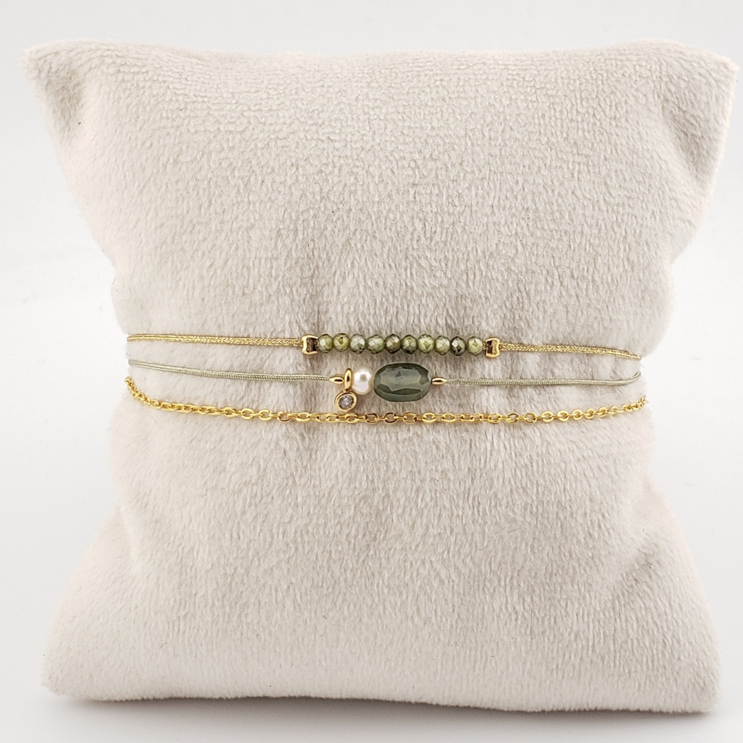 Pulsera triple cadena con 2 hilos.