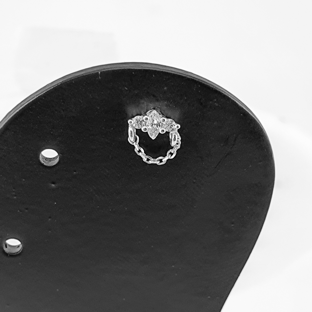 Arete flor cadena en U