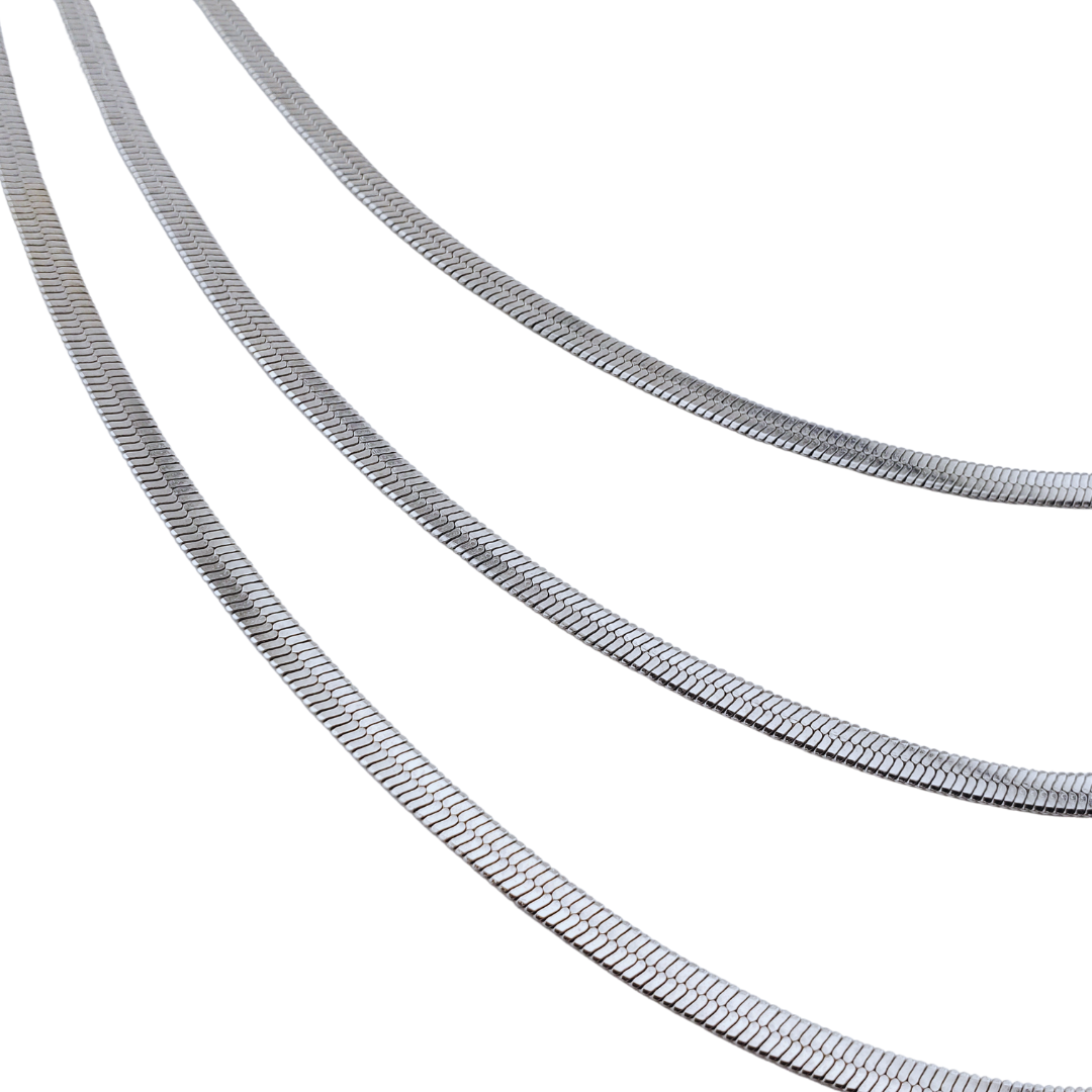 Cadena triple serpiente plana