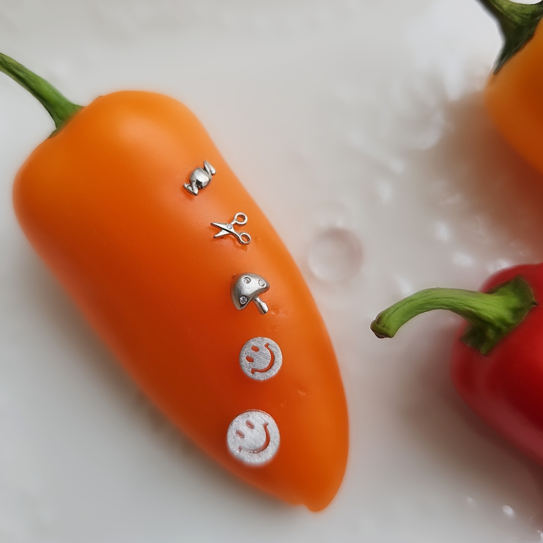 Arete happy face mate