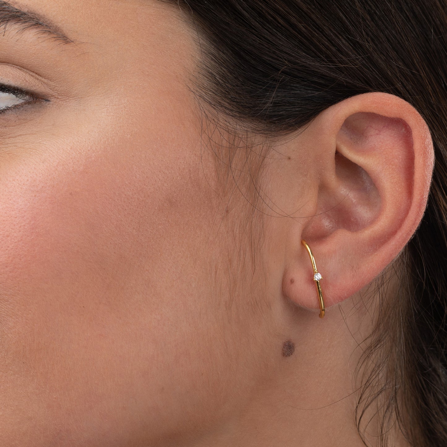 Arete tipo cuff y punto de luz