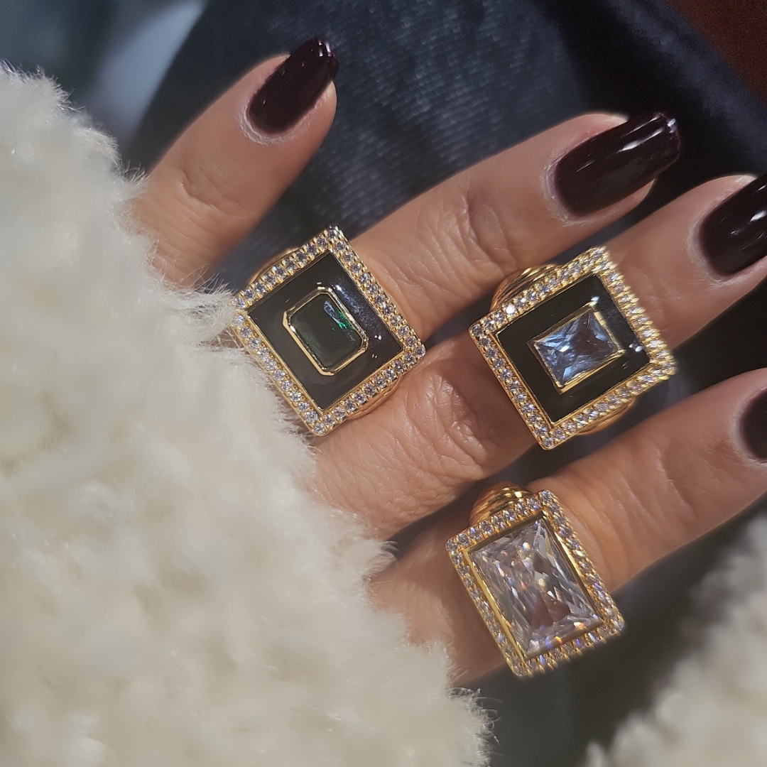 Anillo rectangular centro circonia verde marco negro