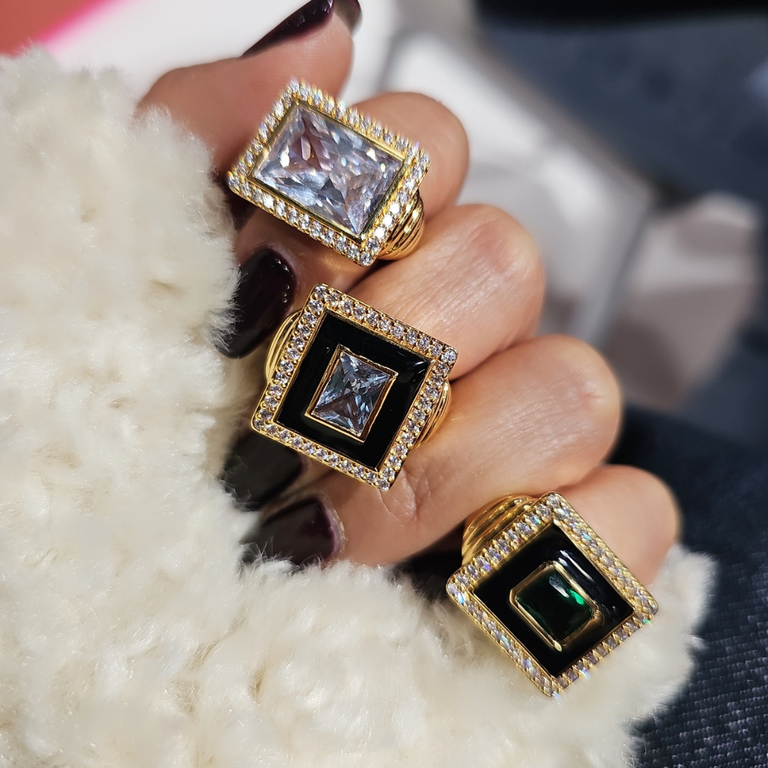 Anillo rectangular centro circonia verde marco negro