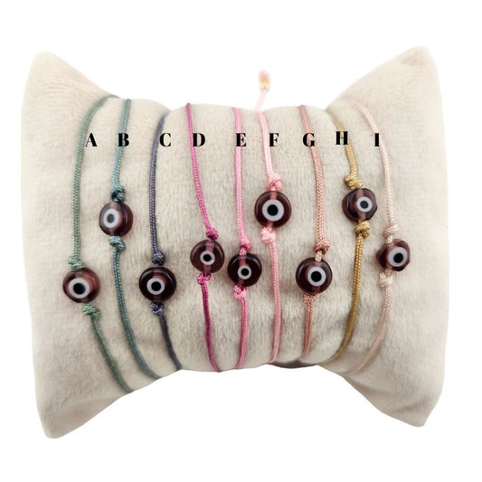 Pulsera con ojo de hilo ajustable