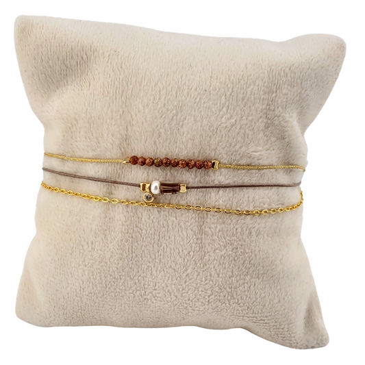 Pulsera triple cadena con 2 hilos.