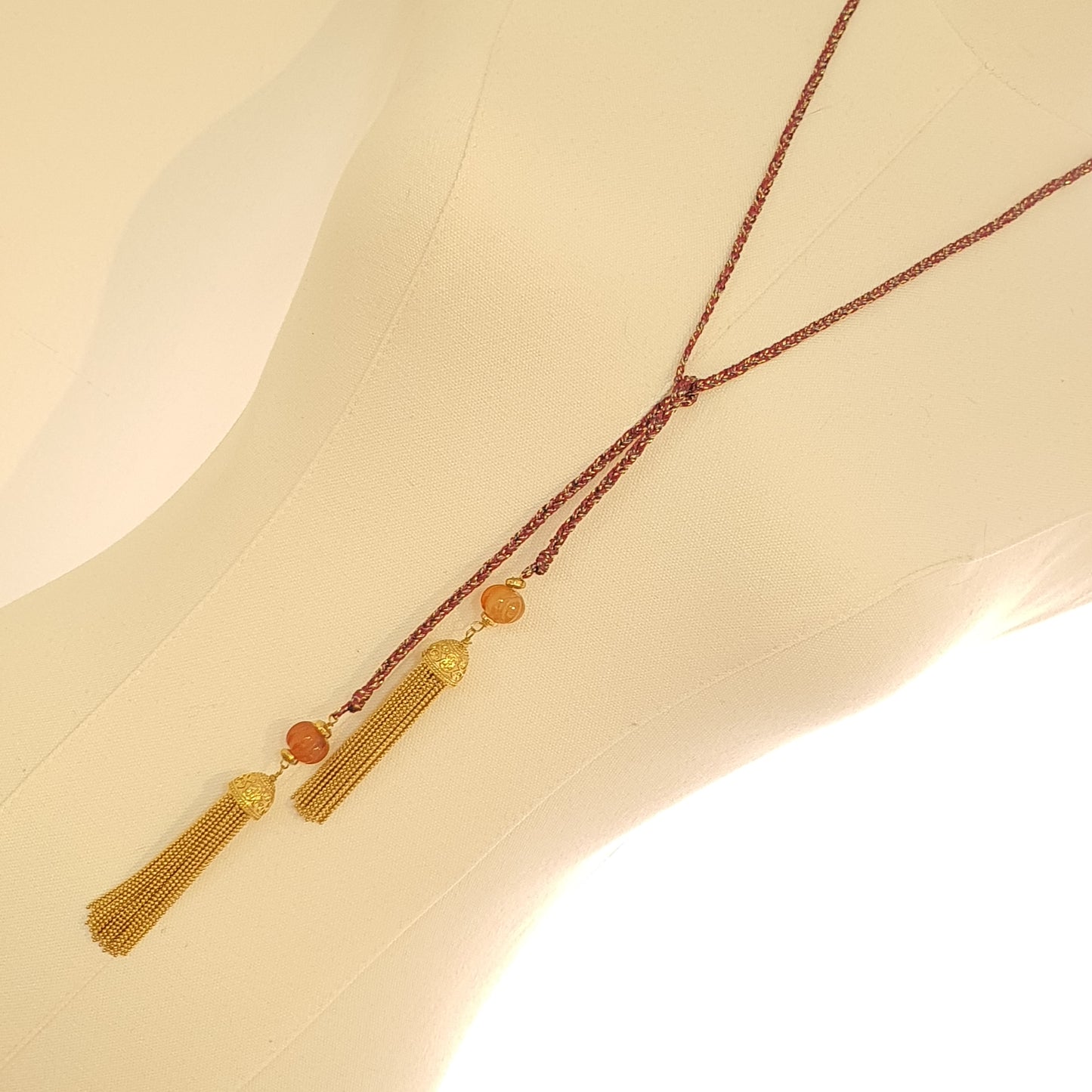 Collar Corbatero cornalinas hilo cadenas pompones