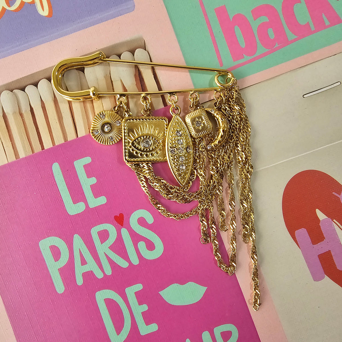 Broche de seguro con charms