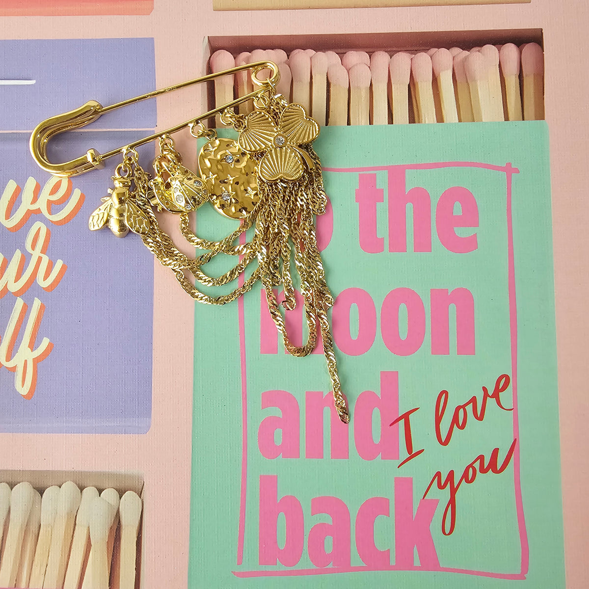 Broche de seguro con charms