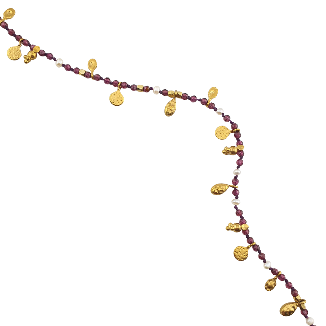 Collar largo de monedas y perlita de cristal.