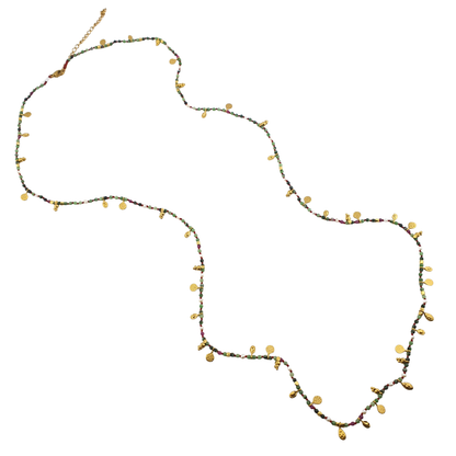 Collar largo de monedas y perlita de cristal.