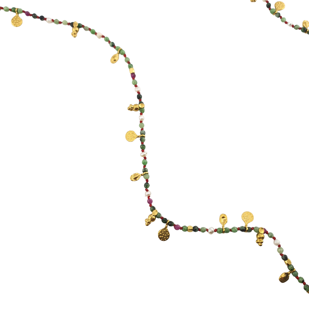 Collar largo de monedas y perlita de cristal.