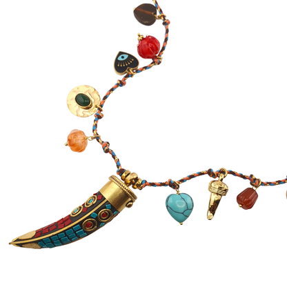 Collar largo cordon multicharms colmillo turquesa y rojo