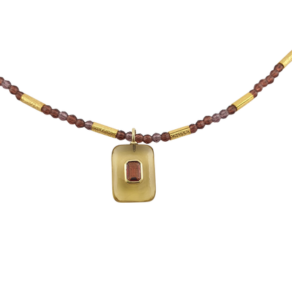 Collar cristal checo entre popotes