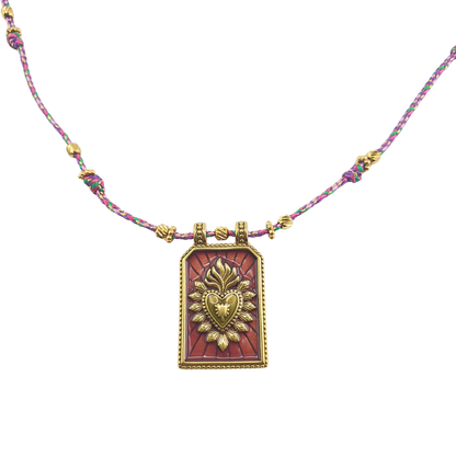 Collar de hilo con placa de sagrado