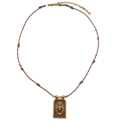 Collar de hilo con placa de sagrado