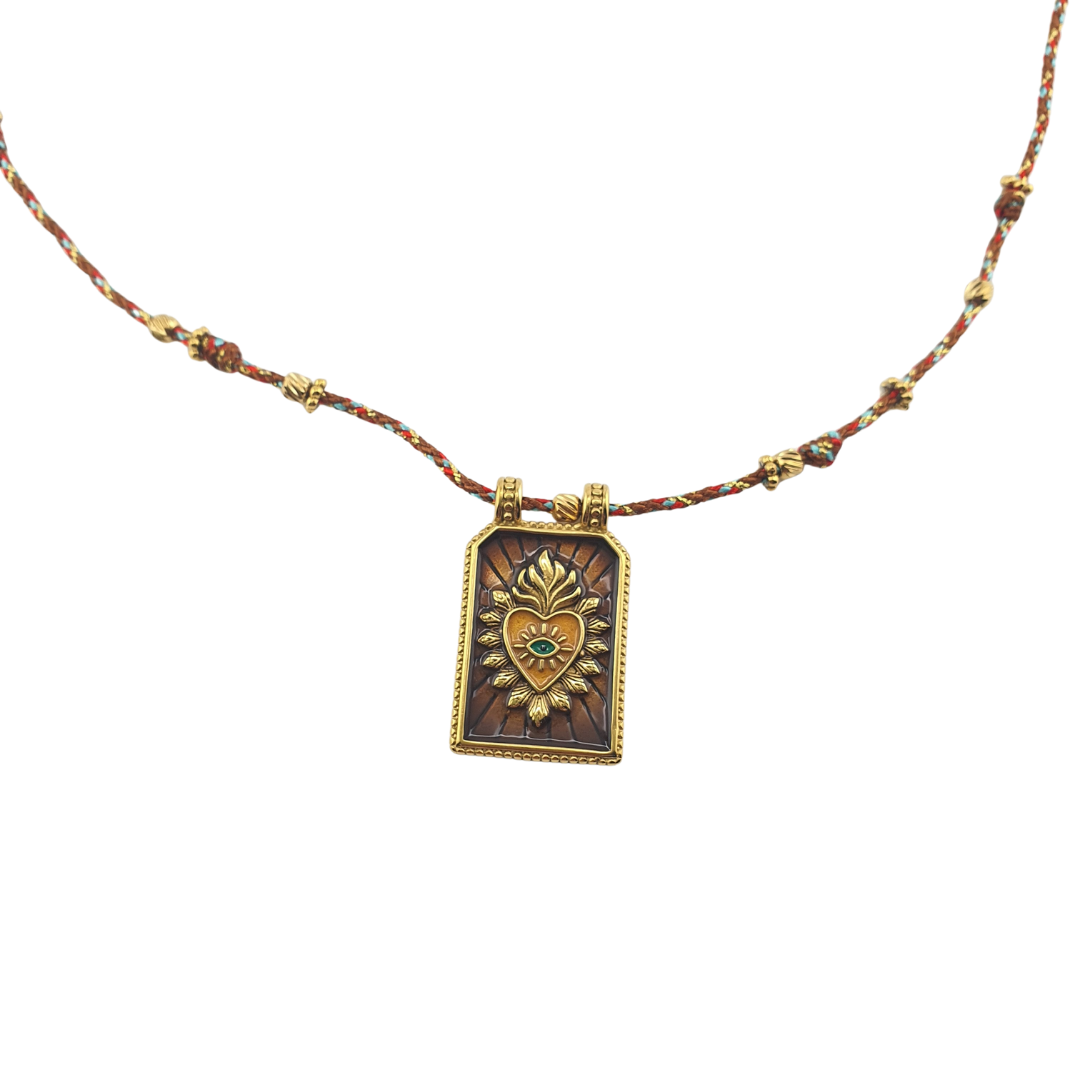 Collar de hilo con placa de sagrado
