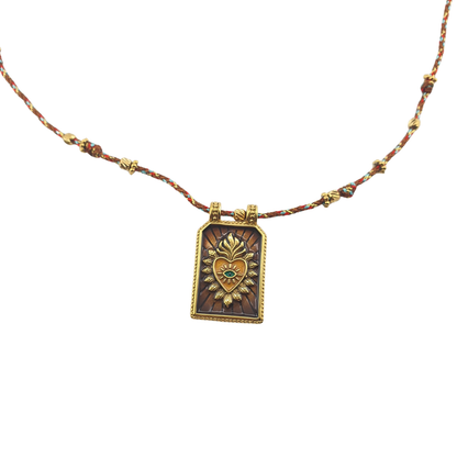 Collar de hilo con placa de sagrado
