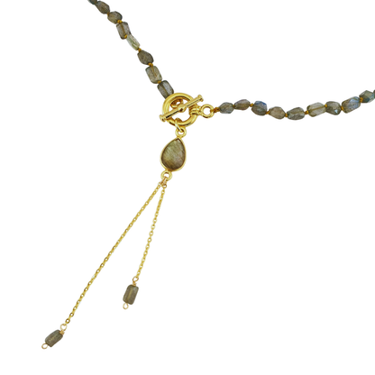 Lariat Labradorita con broche enfrente