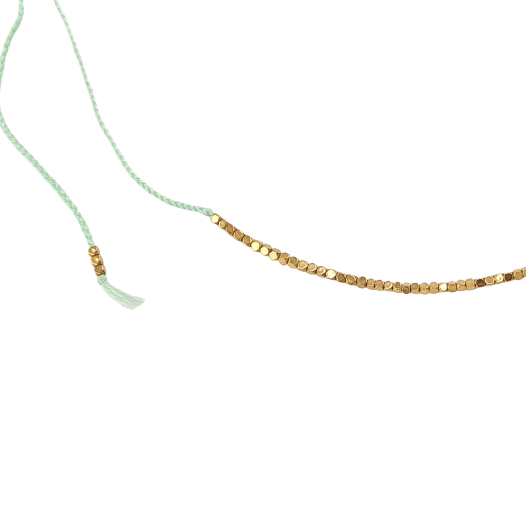 Collar hilo cubos y moneda centro