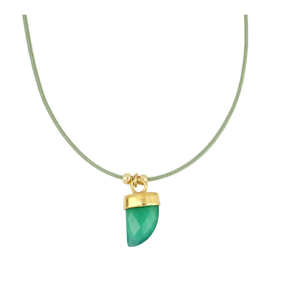 Collar de hilo con colmillo