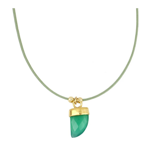 Collar de hilo con colmillo